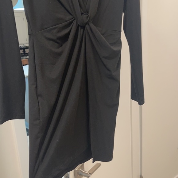 Black short dress, with a slit. - Picture 4 of 4